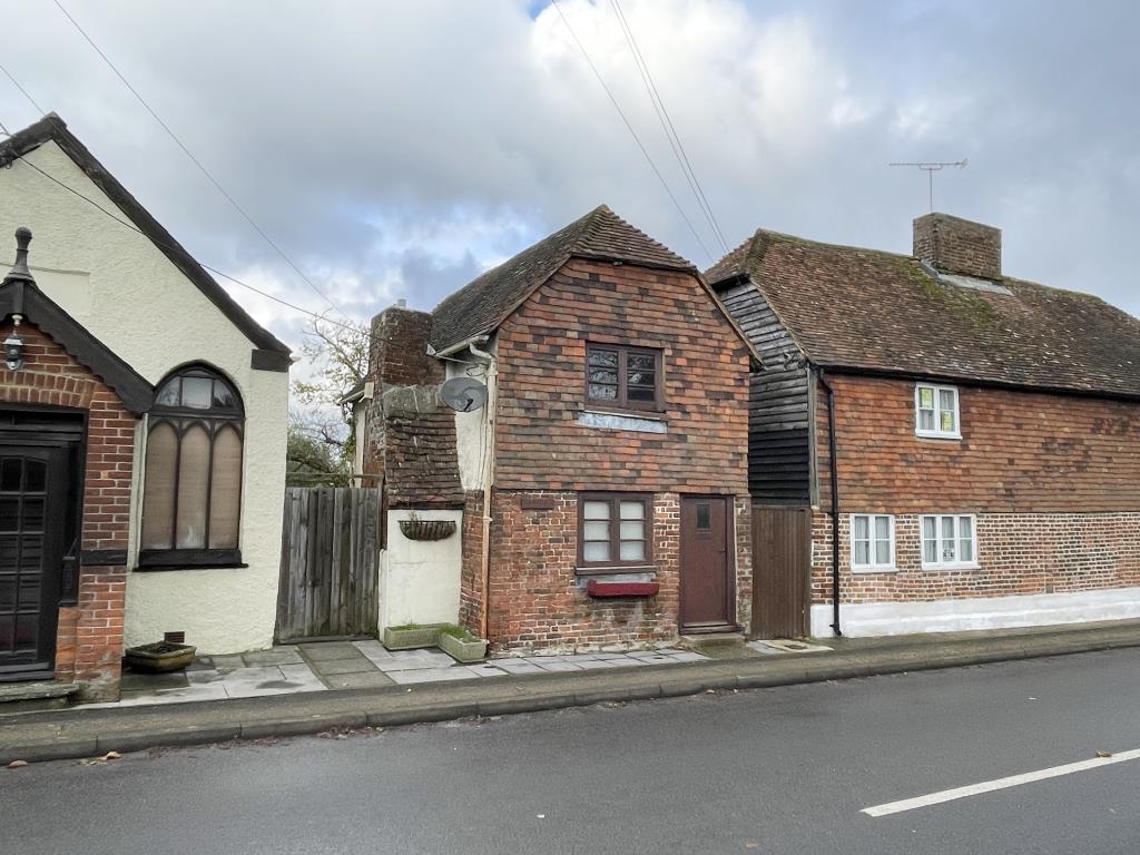 Lot: 68 - DETACHED COTTAGE IN NEED OF REFURBISHMENT - View of front of Bredhurst cottage for refurbishment